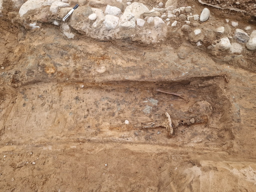 Svärd hittat i medeltida grav under Lilla Torg i&nbsp;Halmstad